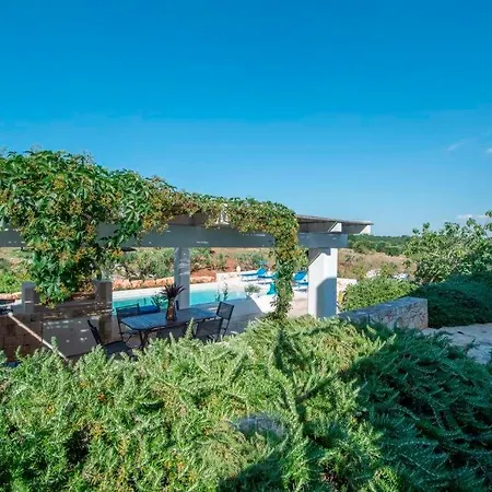 Trulli Cortese Con Piscina Villa